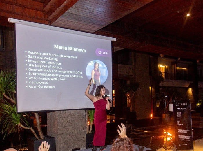 Mariia Biianova speaking to an investor room in Bali